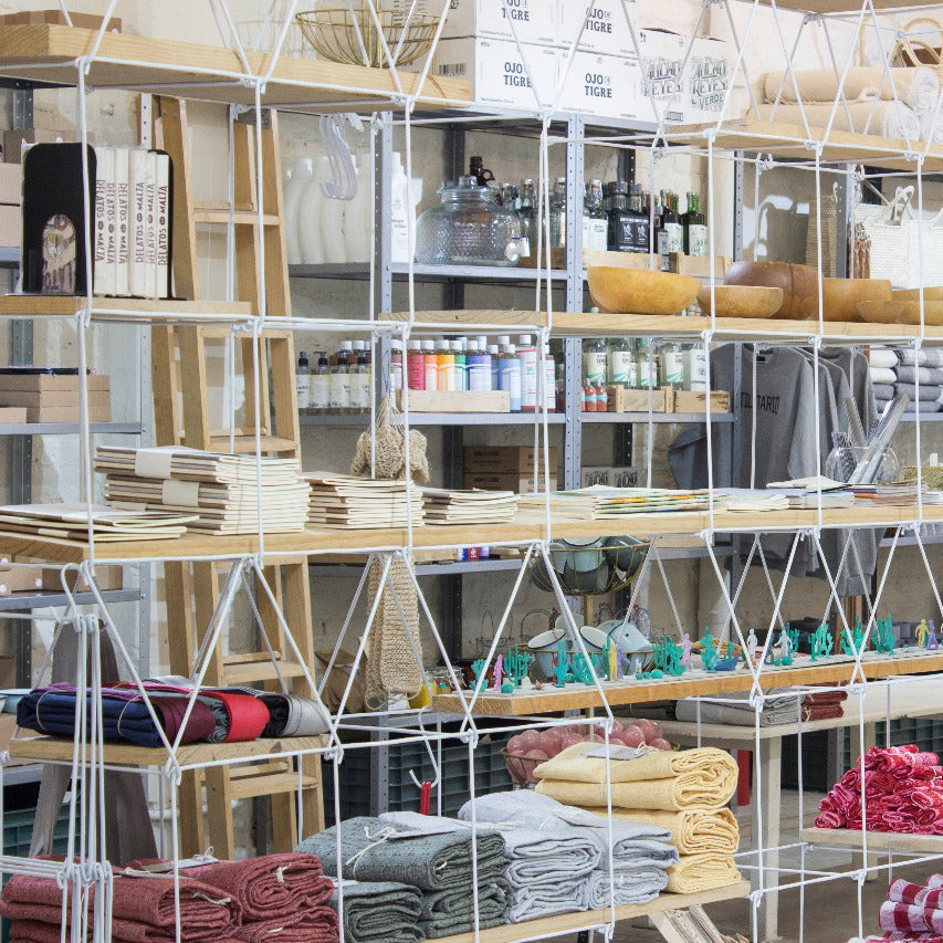 SUSPENDED WIREFRAME SHELVING