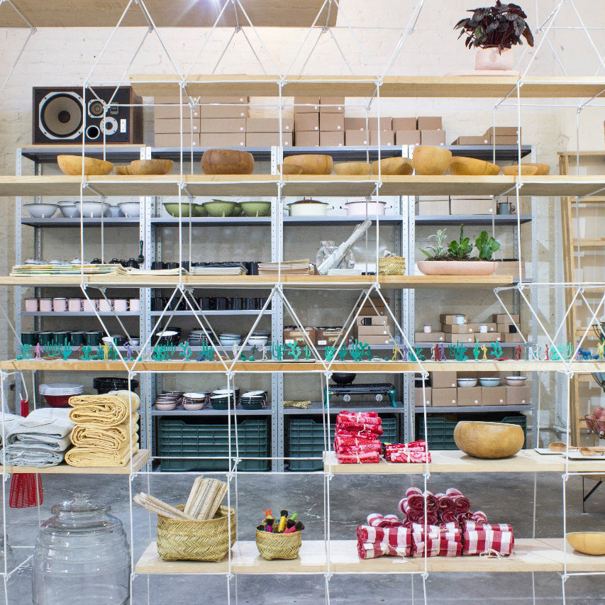 SUSPENDED WIREFRAME SHELVING